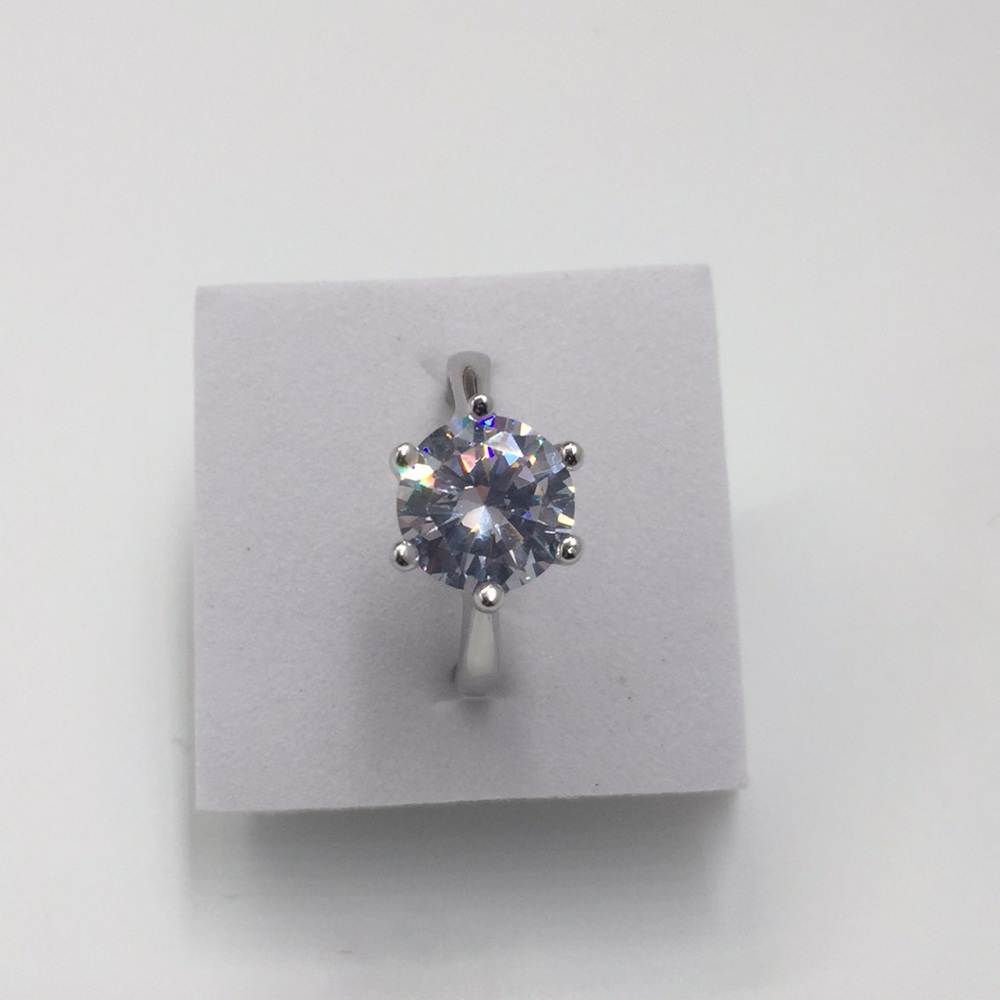 4 CARAT CUBIC ZIRCONIA 925(sterling silver) RING - Picture 3 of 5